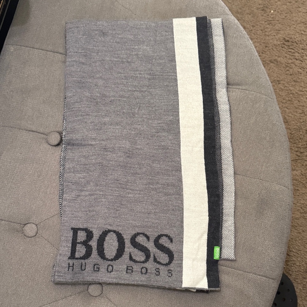 Hugo Boss Elegant Gray and Cream Scarf